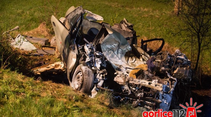 Trudna akcja strażaków przy wycinaniu poszkodowanego