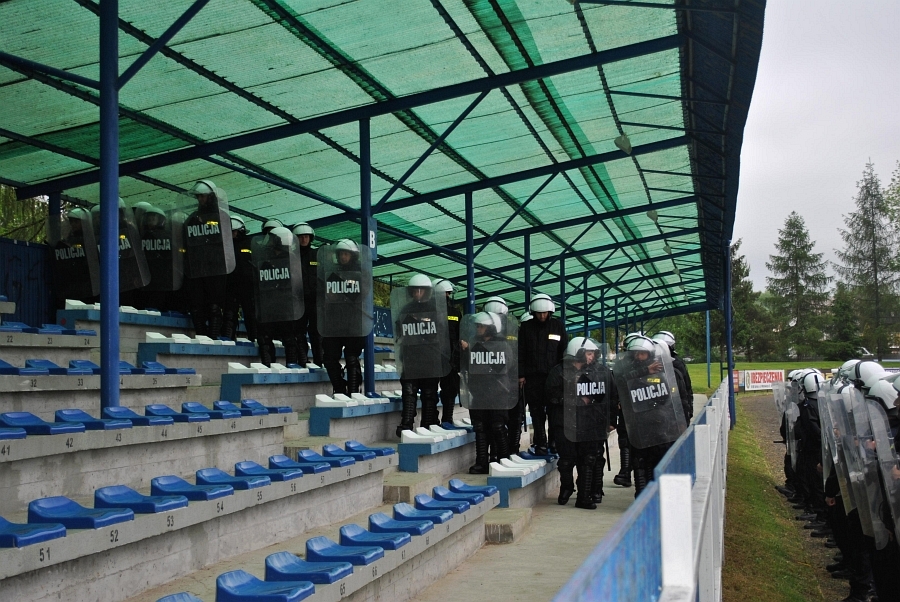 Funkcjonariusze policji ćwiczyli na gorlickim stadionie GLINIKA