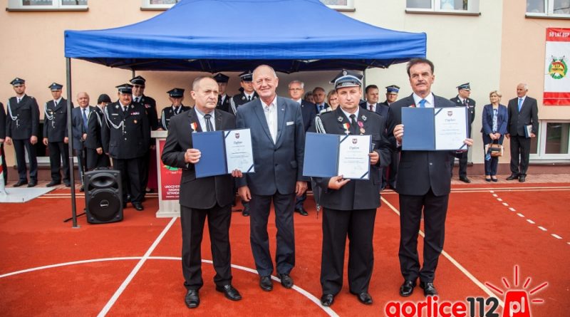 Leszek Zegzda wręczył druhom OSP Pagorzyna a także wójtowi gminy Lipinki Krzyże Małopolski.