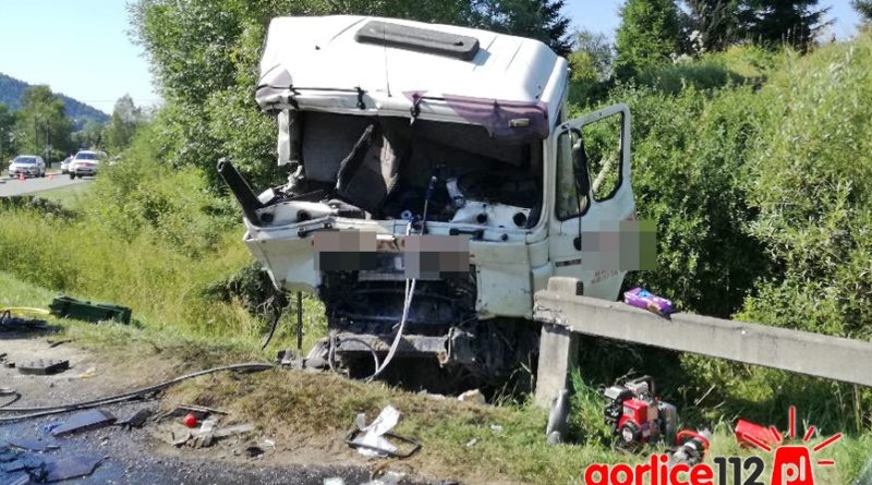Uście Gorlickie: wypadek ciężarówki na serpentynach. LPR przyleciał do rannego.