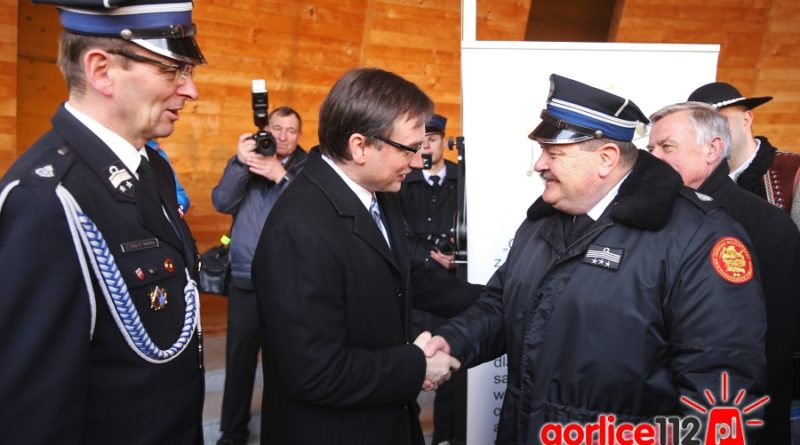 Zbigniew Ziobro gratuluje Krzysztofowi Kosibie uzyskania dotacji dla jednostek OSP z terenu powiatu gorlickiego.