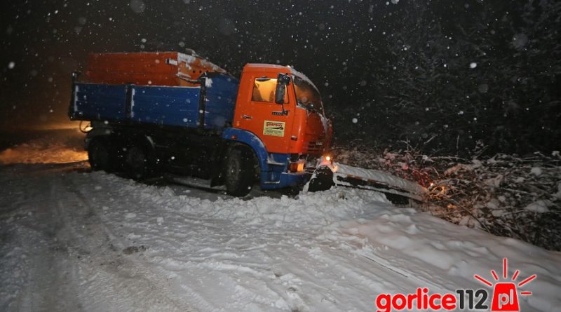 Trudne warunki na drogach, piaskarka wpadła do rowu
