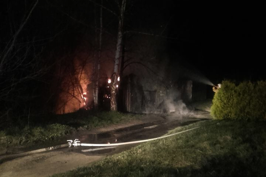 21 strażaków gasiło pożar składu drewna w miejscowości Lipinki