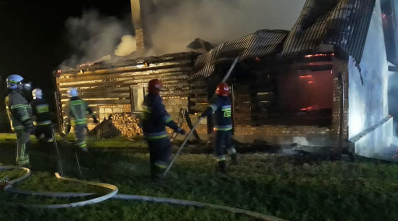 Ropa: blisko cztery godziny strażacy gasili pożar drewnianego domu.