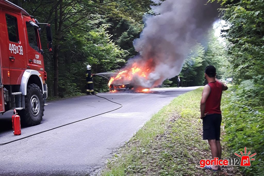 Uście Gorlickie: na drodze w stronę Kunkowej spłonął VW Golf 4 kombi