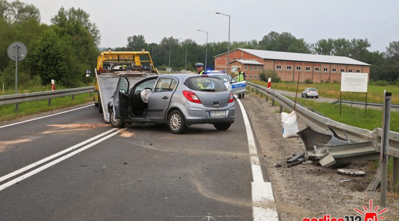 Gorlice: opel uderzył w bariery energochłonne. DK 28 zablokowana. UTRUDNIENIA!