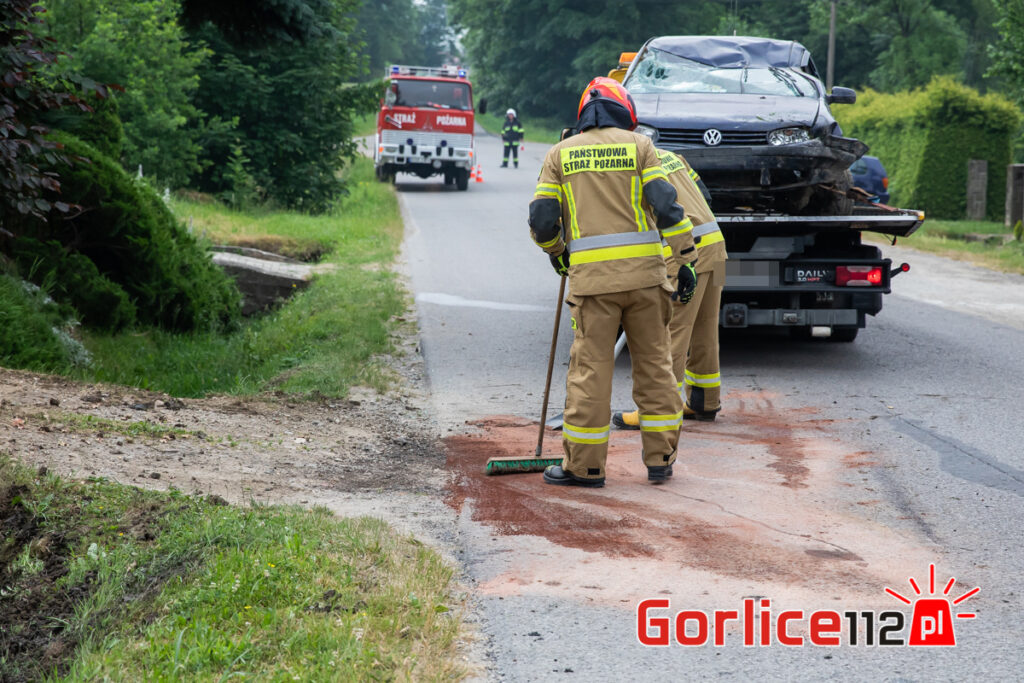 VW Golf uderzył w przepust w Bystrej (gmina Gorlice)