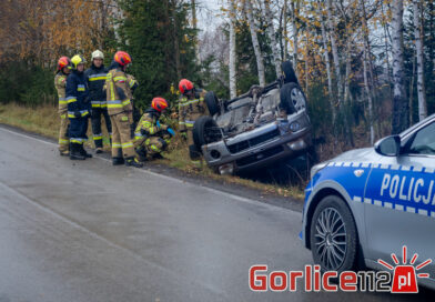 Szalowa: dachujący pojazd uderzył w drzewa (FILM, FOTO)