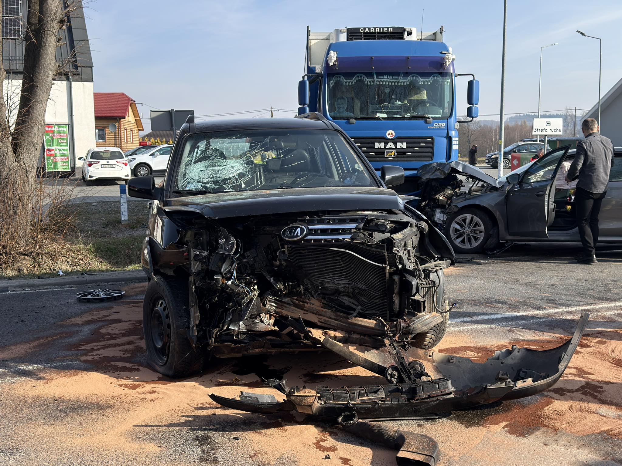 Groźny wypadek w Moszczenicy. Trzy pojazdy zderzyły się na drodze wojewódzkiej